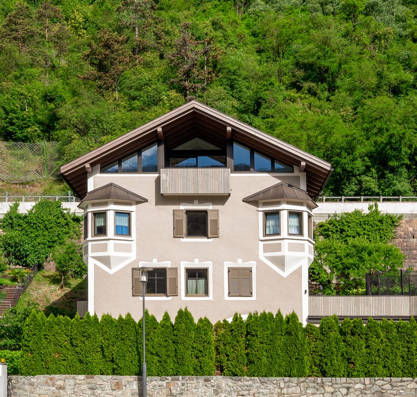 Elegant appearance in front of the monastery hill: The villa Lambacher in Chiusa received a stylish and complete renovation.