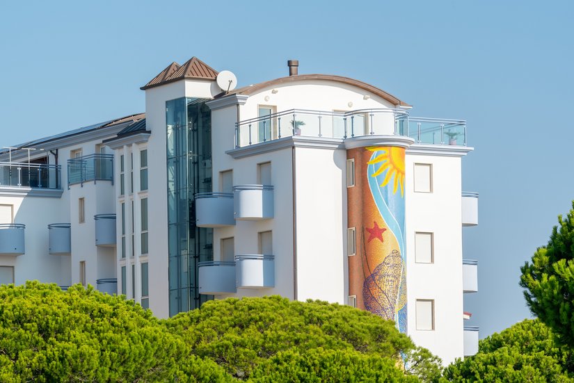 The 4-star Hotel Coppe Jesolo in Lido di Jesolo on the Italian Adriatic Coast was given a comprehensive facade and balcony refurbishment.