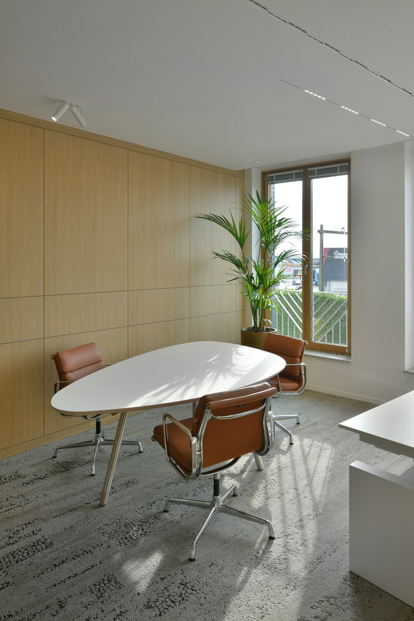 The lighting and open space concept creates a particularly pleasant and communicative working atmosphere.