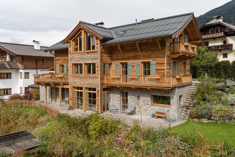 For the single-family home in Kitzbühel, wood and stone were used as building materials, typical for the region.