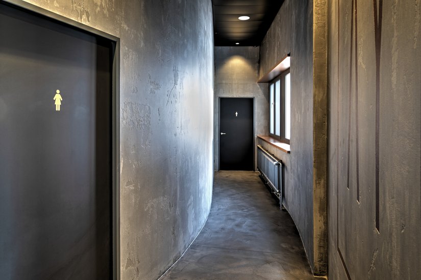 The concept for redesigning the walls in a concrete look was presented to the restaurant operators using samples.