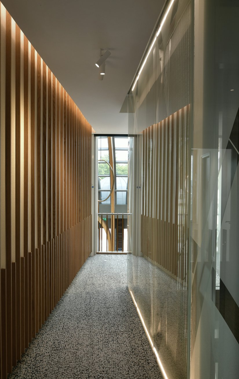 The design and material concept from the atrium to the entrance continues in the office floors.